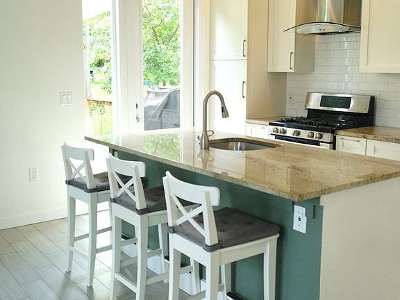 Well designed cook's kitchen layout.