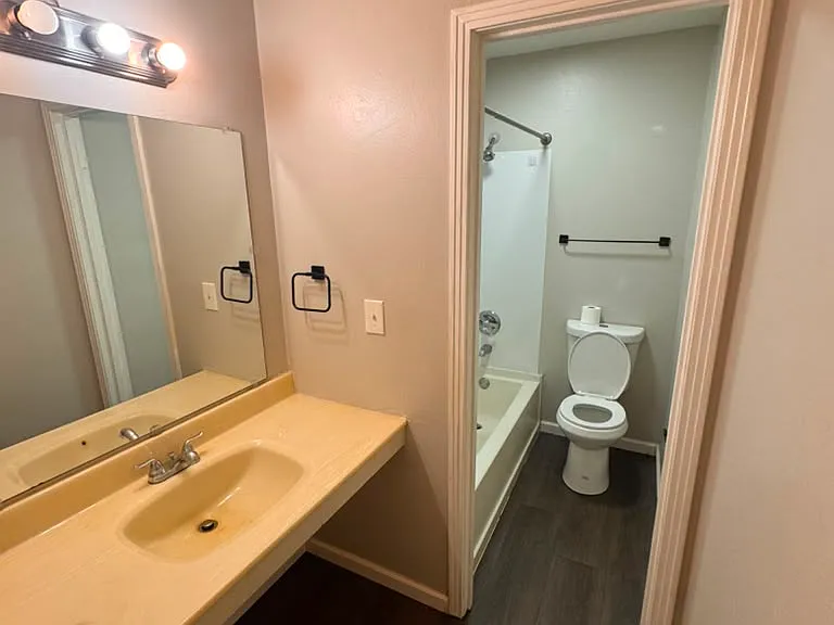 665 N College St #D6 — Photo 2