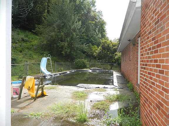 4th image of 440 Old Field Br