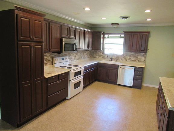 4th image of 295 Acacia Ln