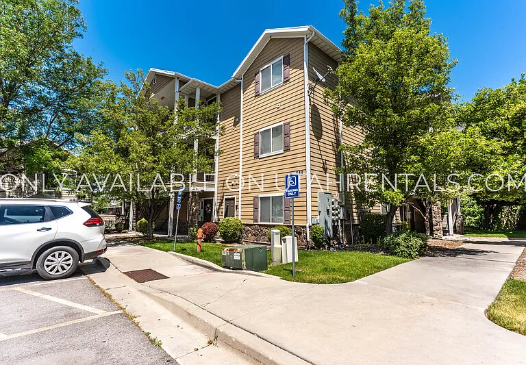 389 S State St #24 — Photo 2