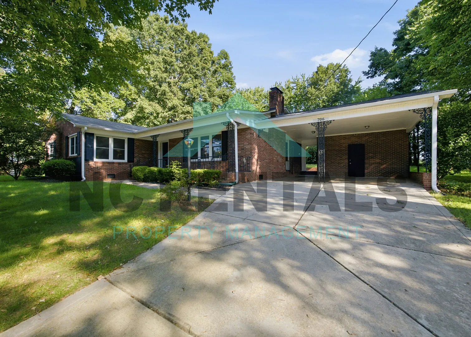Radiantly Captivating Residence in Statesville — Photo 2