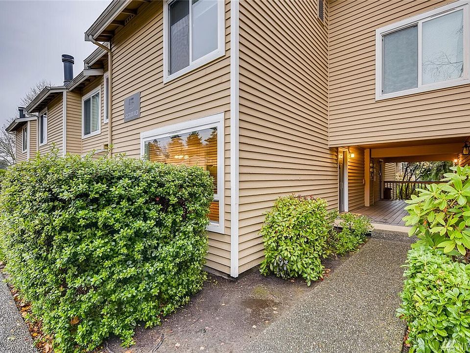 Lovely updated townhome in desirable Hudson Ridge near Des Moines waterfront! Completely remodeled kitchen with new soft-close cabinetry, quartz countertop, subway tile backsplash, LVP flooring, under-mount sink. Open main floor dining & living spaces graced with bamboo flooring & cozy wood-burning fireplace. Real hardwood flooring staircase leading up to master bedroom, second bedroom & full bathroom upstairs. All new LVP flooring upstairs. 2 assigned parking spaces - 1 covered & 1 uncovered. Community amenities include clubhouse, fitness center, pool, playground. Minutes to Redondo Beach, future light rail station at 238th & 99, major highways I-5 & Pacific Highway, Highline College, schools & neighborhood parks, shopping & business hubs.