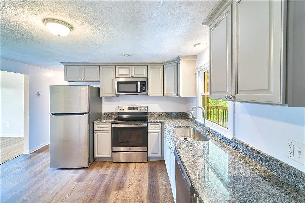 2 bed, 969 sqft, $2,000 — Photo 2