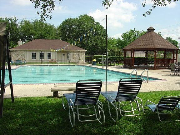 Neighborhood pool & tennis