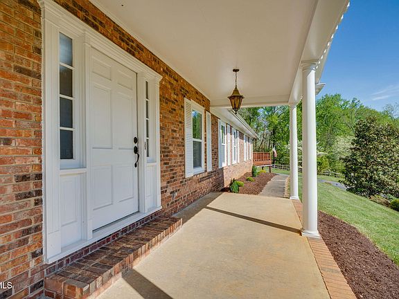 3rd image of 512 Hidden Valley Rd