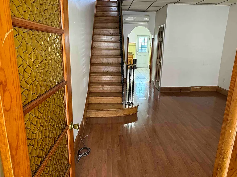 918 Daly St — Photo 3
