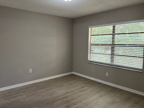 4th image of 671 Woodlane Cir