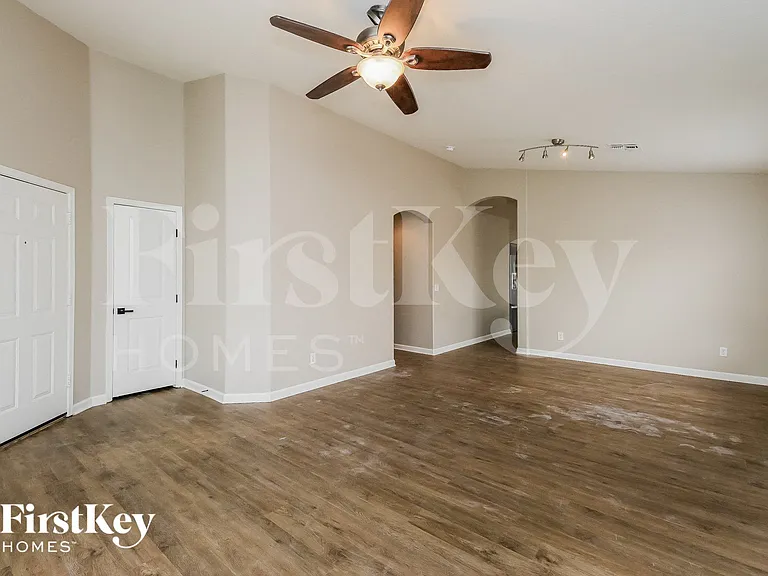 1610 E Desert Ln — Photo 3