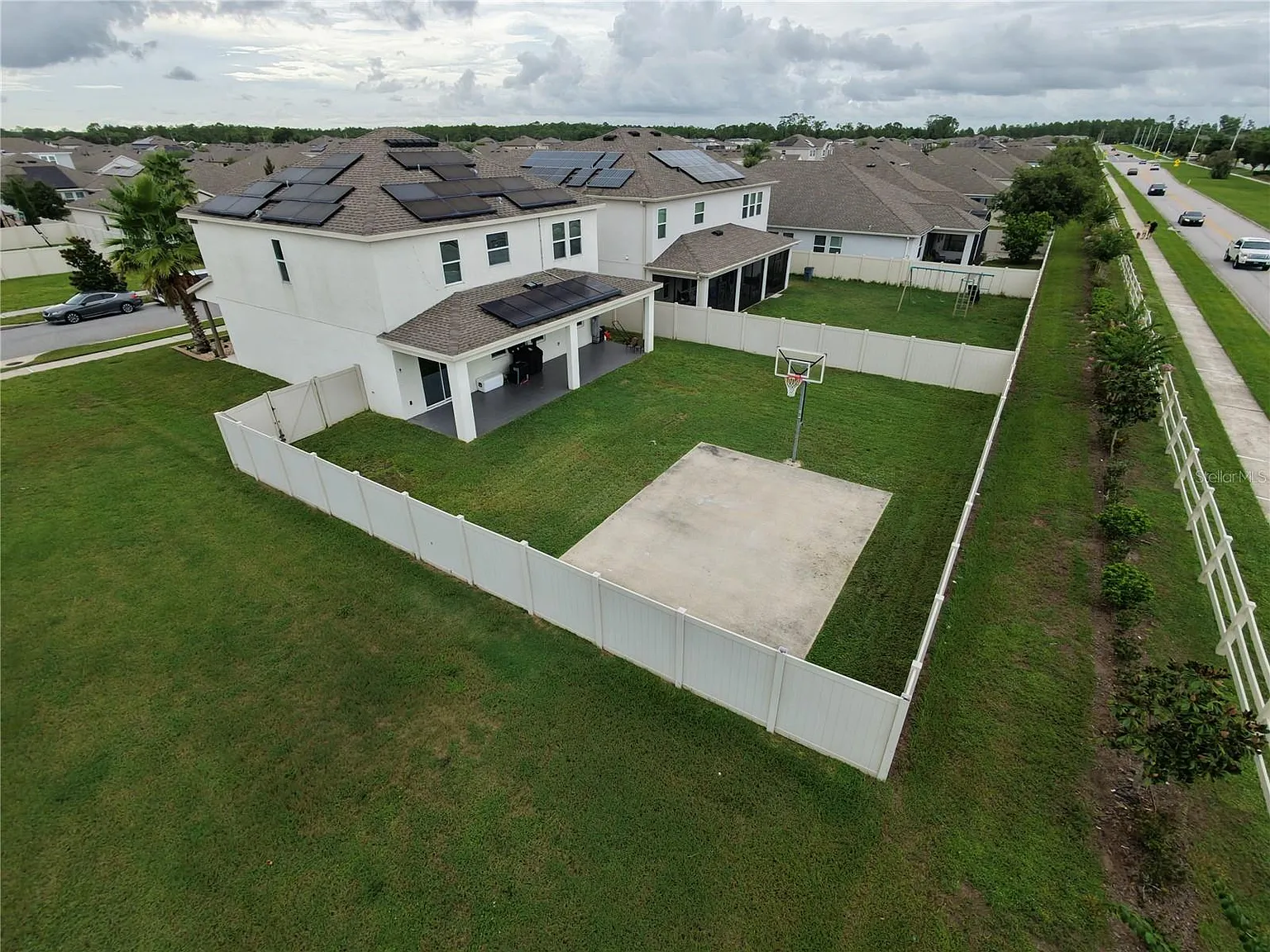 5 bed, 3.0 bath, 2597 sqft, $3,200 — Photo 2