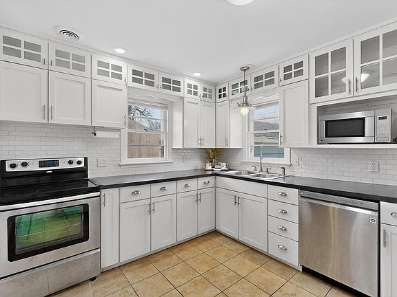 3rd image of 1513 10th Ave NE