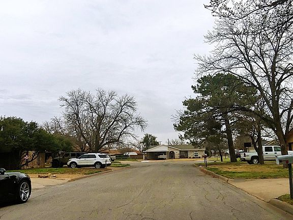 5th image of 904 Dosia St