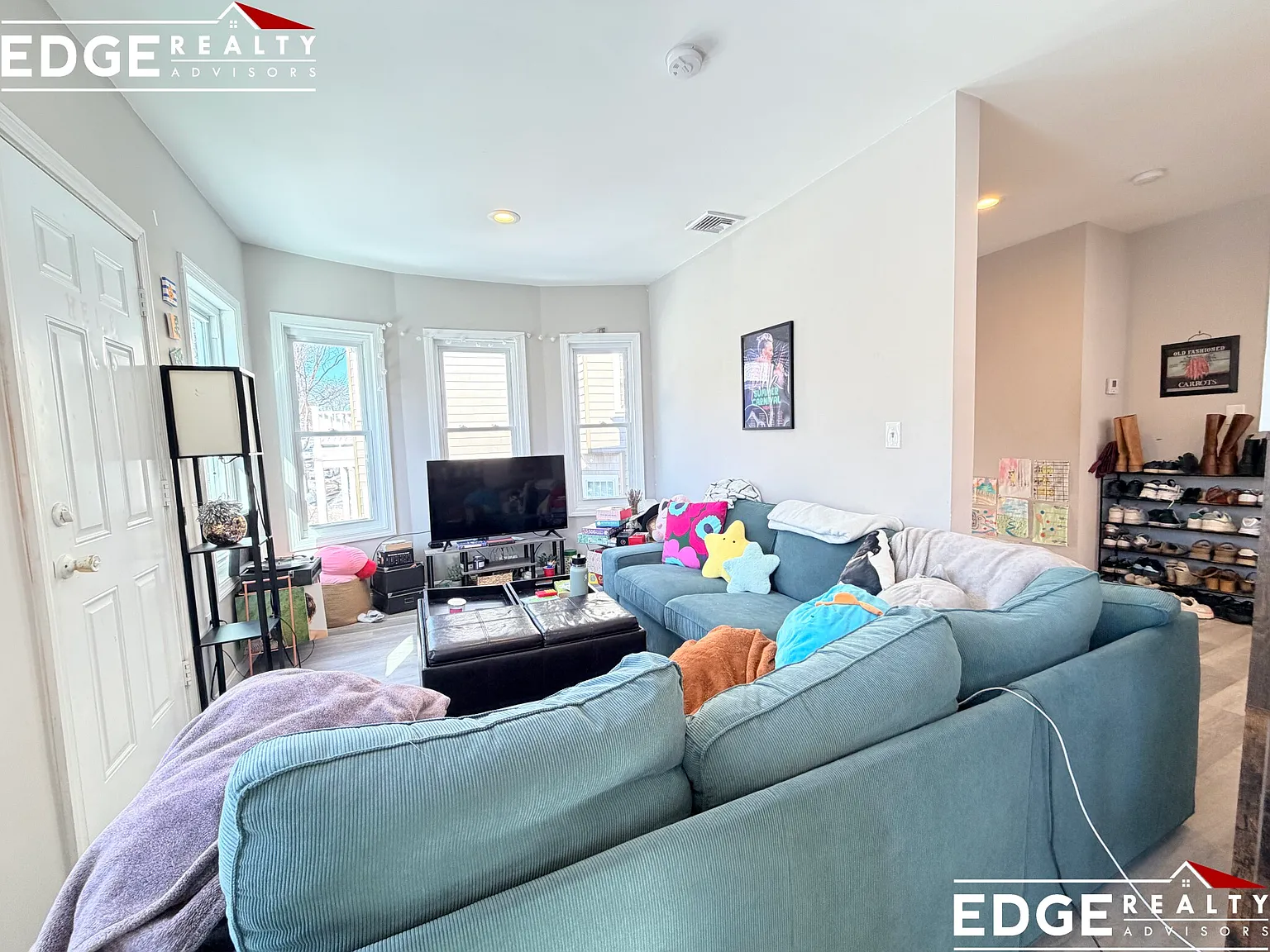 5 bed, 2.5 bath, 2500 sqft, $6,800 — Photo 2