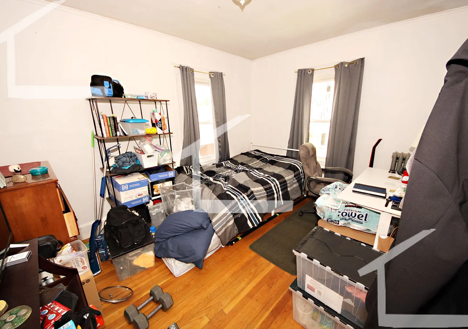 Spcaious 3 Bed Right In The Heart of Oak Square! — Photo 3
