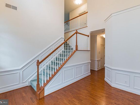 3rd image of 1031 Balfour Cir