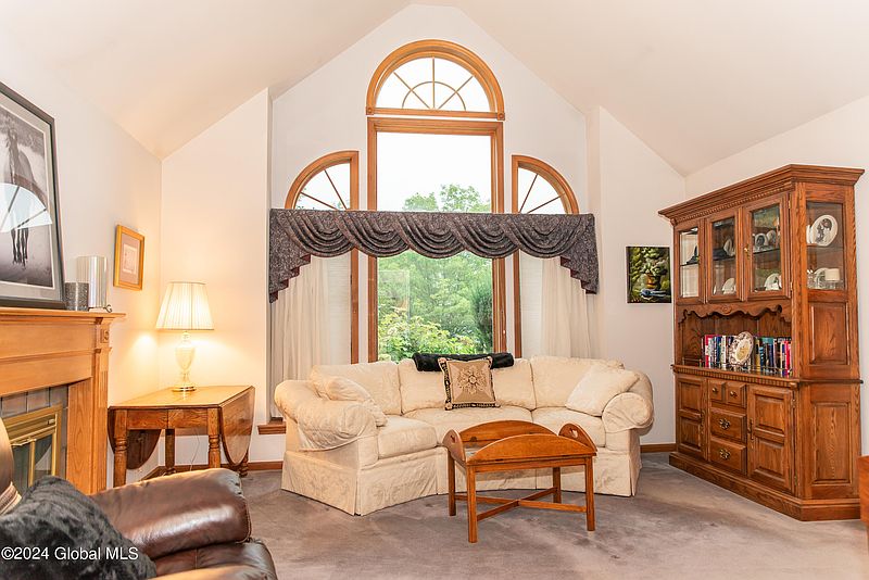 5th image of 8 Chesterwood Court