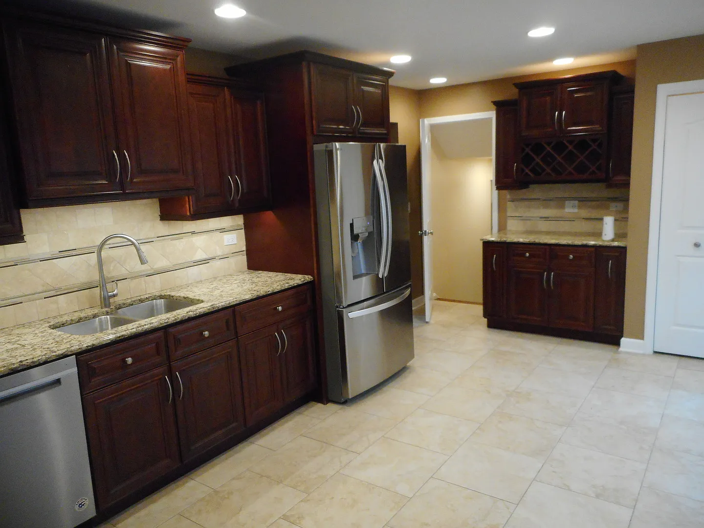 4 bed, 2.5 bath, 2571 sqft, $3,400 — Photo 3