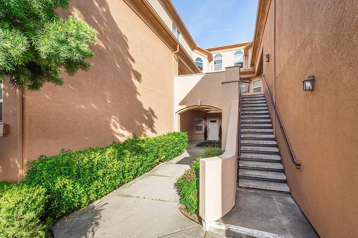 2 bed, 1250 sqft, $2,350 — Photo 3