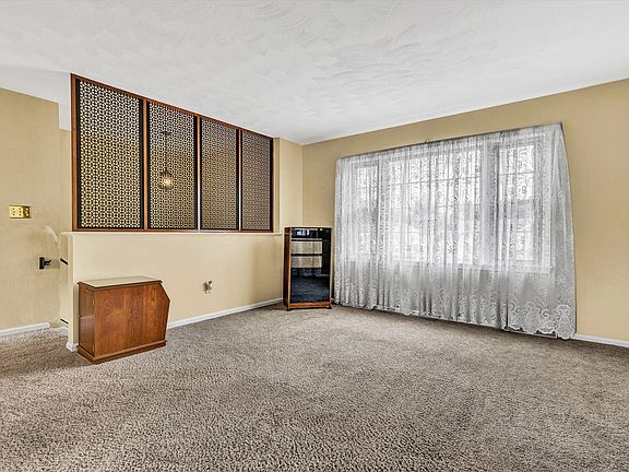4th image of 904 Charnwood Cir