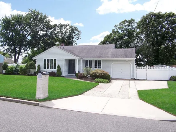 62 Newton Avenue, Selden, NY 11784