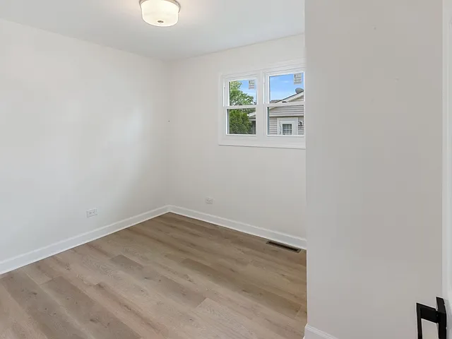 329 Marion Ct — Photo 16