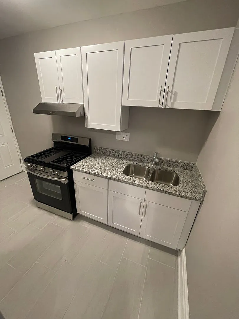 11019 S Vernon Ave — Photo 3