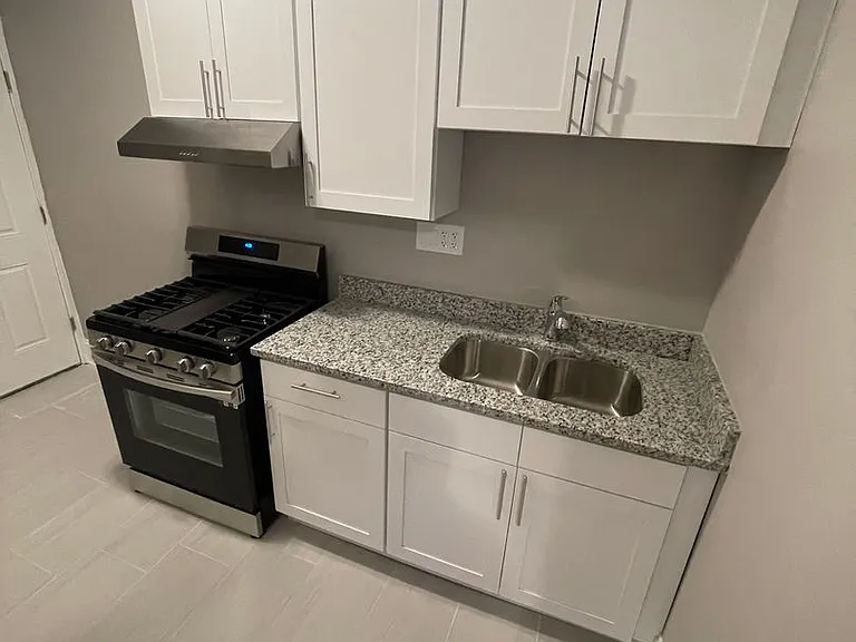 11019 S Vernon Ave — Photo 3
