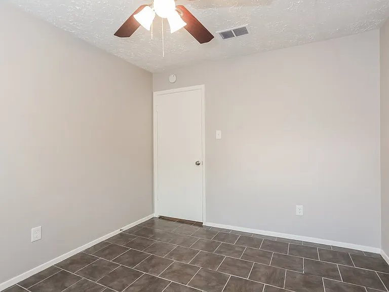 3915 Vineyard Dr — Photo 14