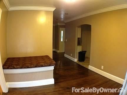 Foyer
						:
						On the left side of this picture is a storage box