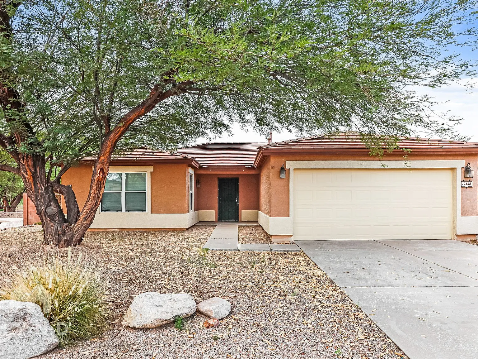 4 bed, 2.0 bath, 2045 sqft, $1,895 — Photo 1