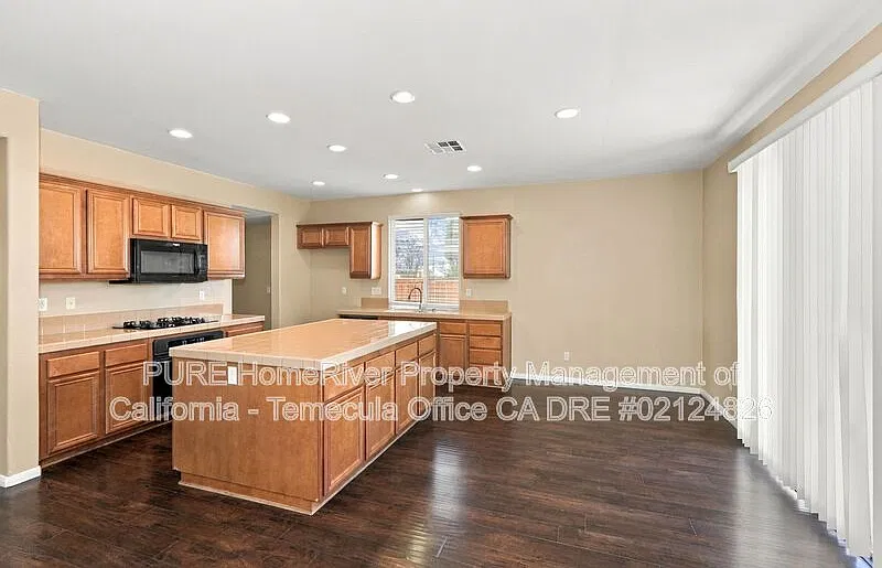 5 bed, 3.0 bath, 2828 sqft, $3,495 — Photo 3