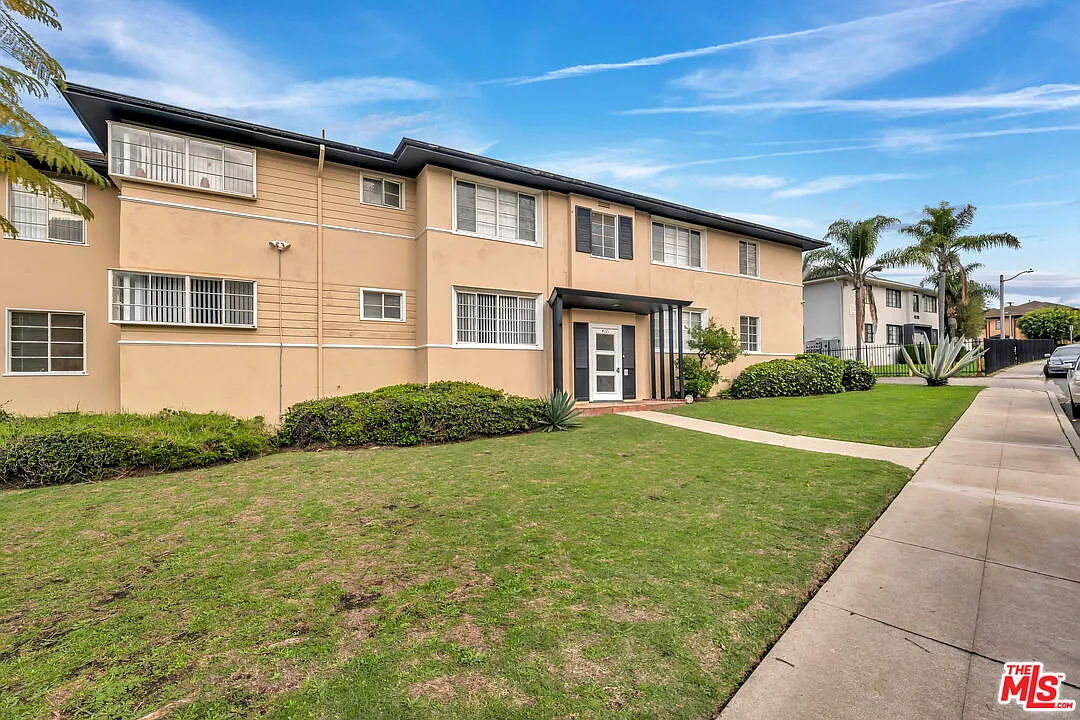 1 bed, 1.0 bath, 11974 sqft, $2,200 — Photo 2