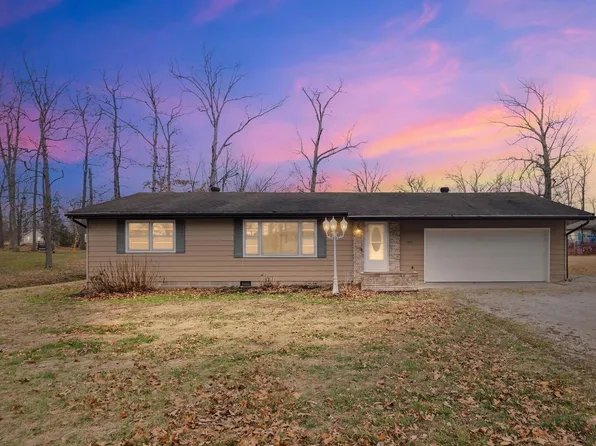 105 Hickory Grove Ln, Salem, IL 62881