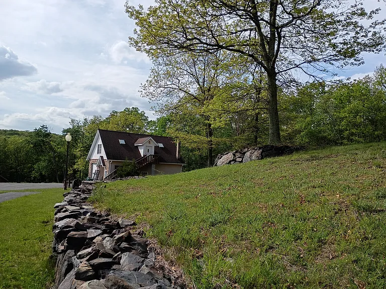 141 Mountain Shadows Dr — Photo 1