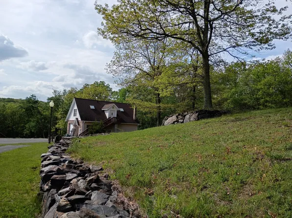 141 Mountain Shadows Dr, Dingmans Ferry, PA 18328