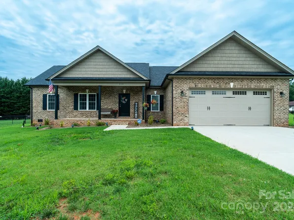 2135 Evergreen Dr, Newton, NC 28658