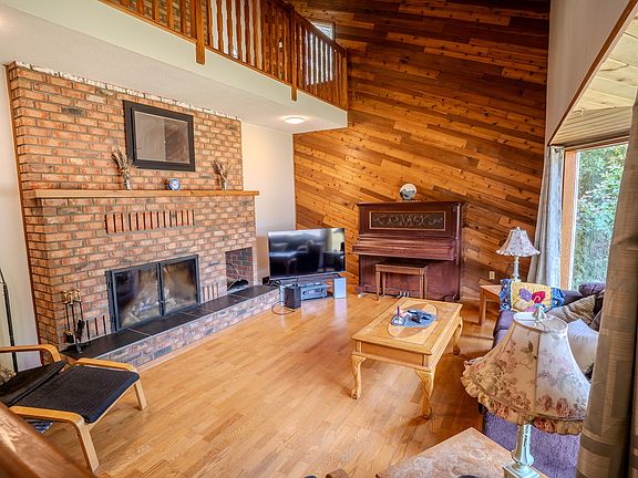 5th image of 4289 Dunsmuir Rd