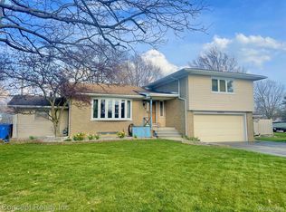 30545 Bayview Dr, Gibraltar, MI 48173