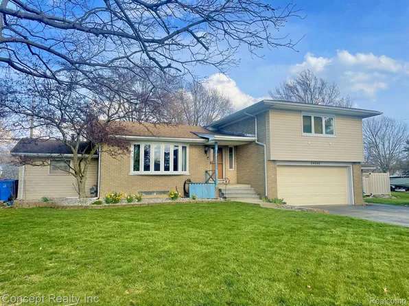30545 Bayview Dr, Gibraltar, MI 48173