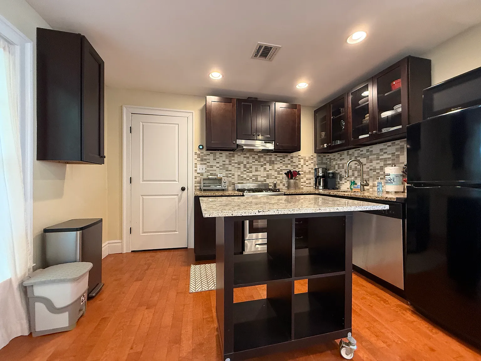 2 bed, 1100 sqft, $4,500 — Photo 2