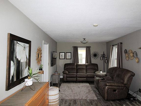 3rd image of 529 W Alcott Ave