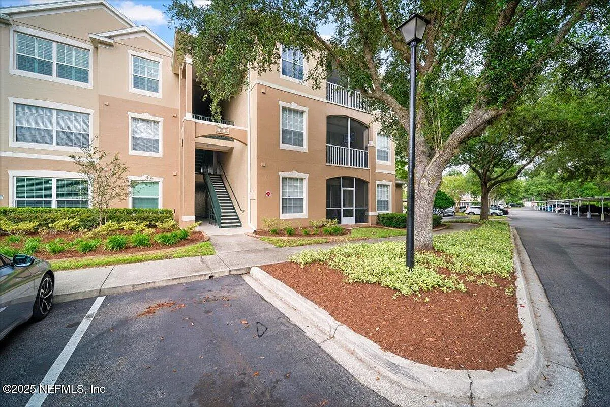 2 bed, 2.0 bath, 1050 sqft, $1,425 — Photo 2