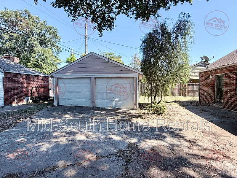 3 bed, 1.5 bath, 1394 sqft, $1,350 — Photo 2