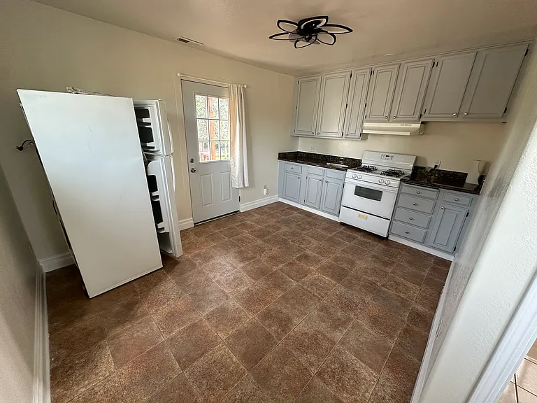 3885 Lorena Ave — Photo 6