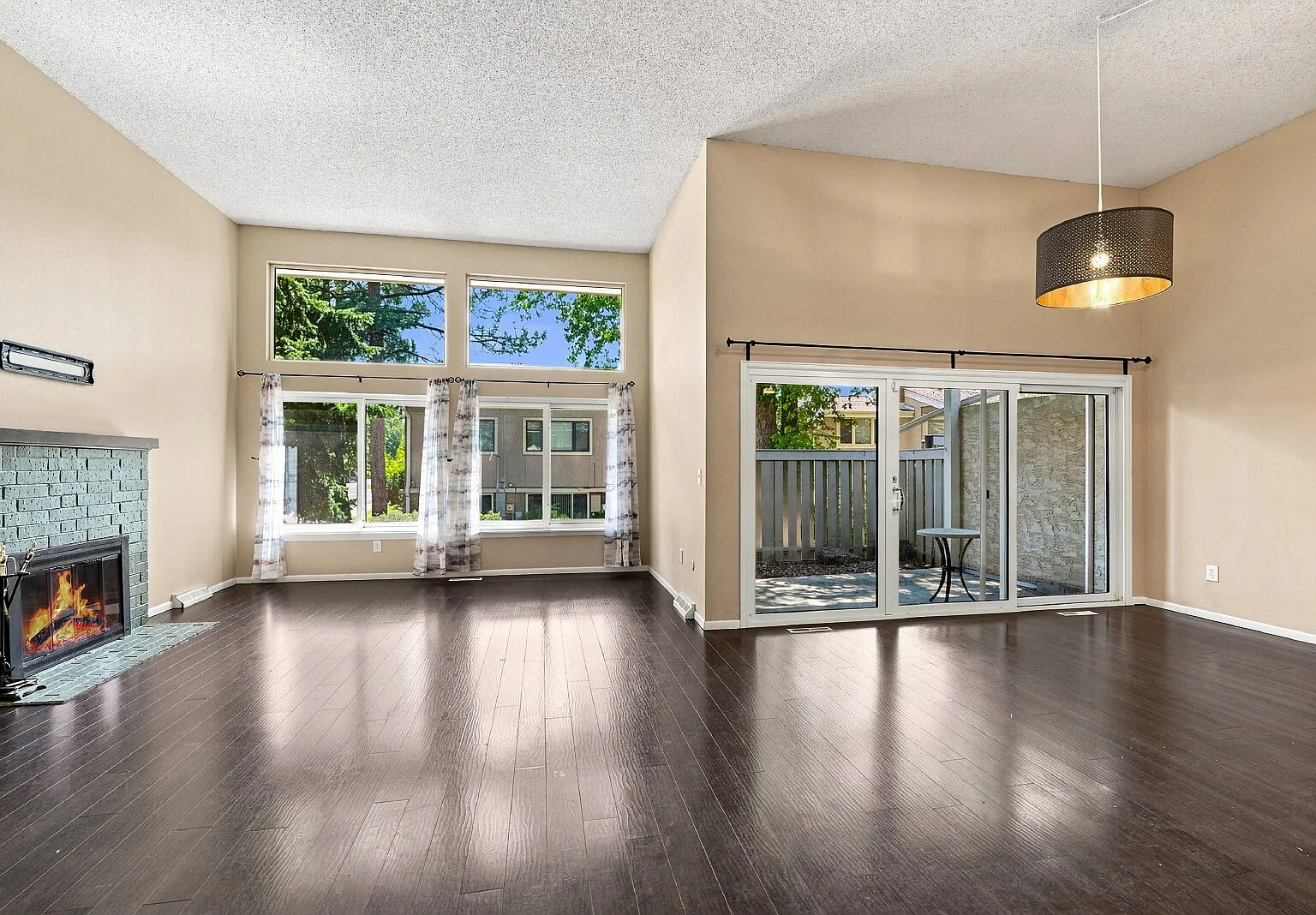 3 bed, 2.0 bath, 1825 sqft, $2,796 — Photo 2
