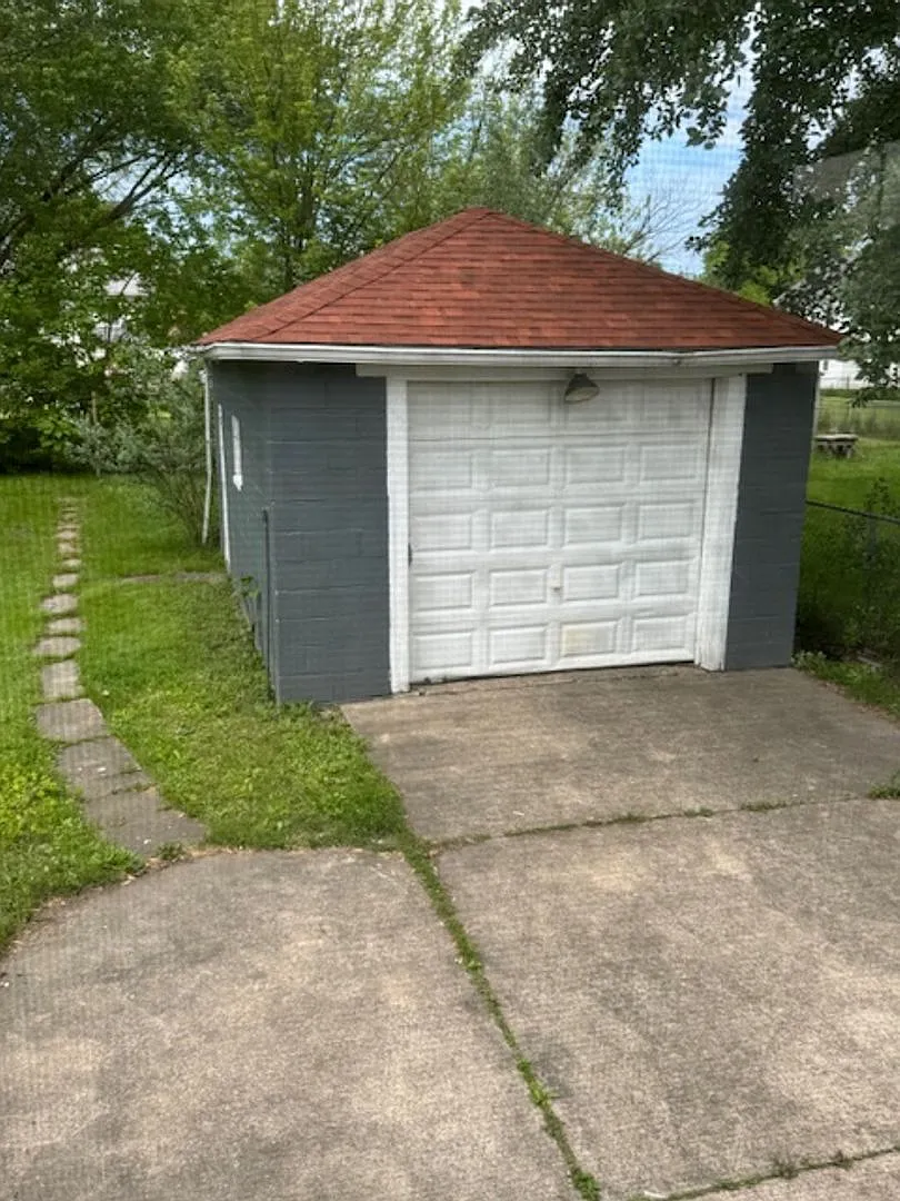 3 Bed - 1 Bath - Single Family Home in Lorain — Photo 4