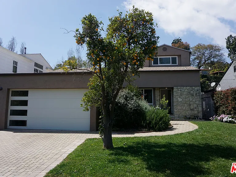 221 N Bowling Green Way — Photo 1
