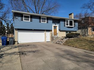 1906 Valley Vista Dr, Bettendorf, IA 52722