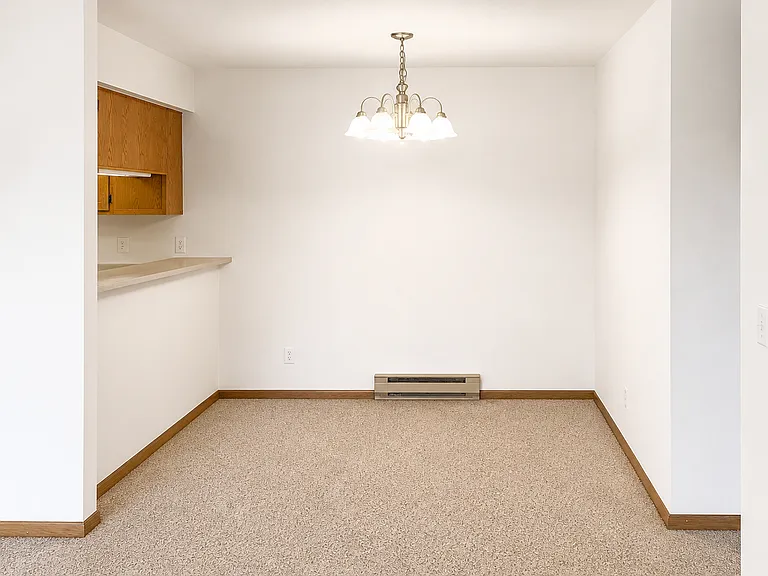 601 E Oak St — Photo 4