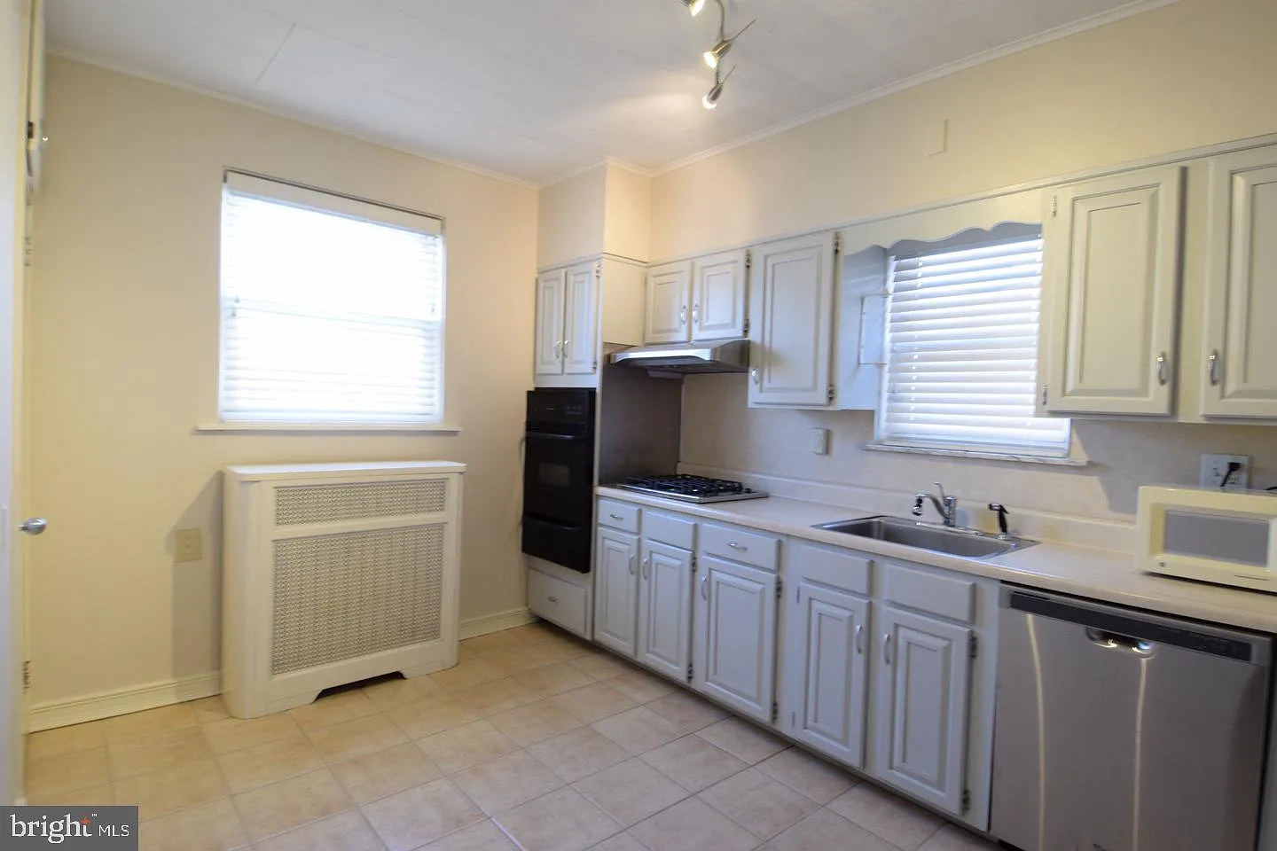 2 bed, 1.0 bath, 1231 sqft, $1,750 — Photo 3